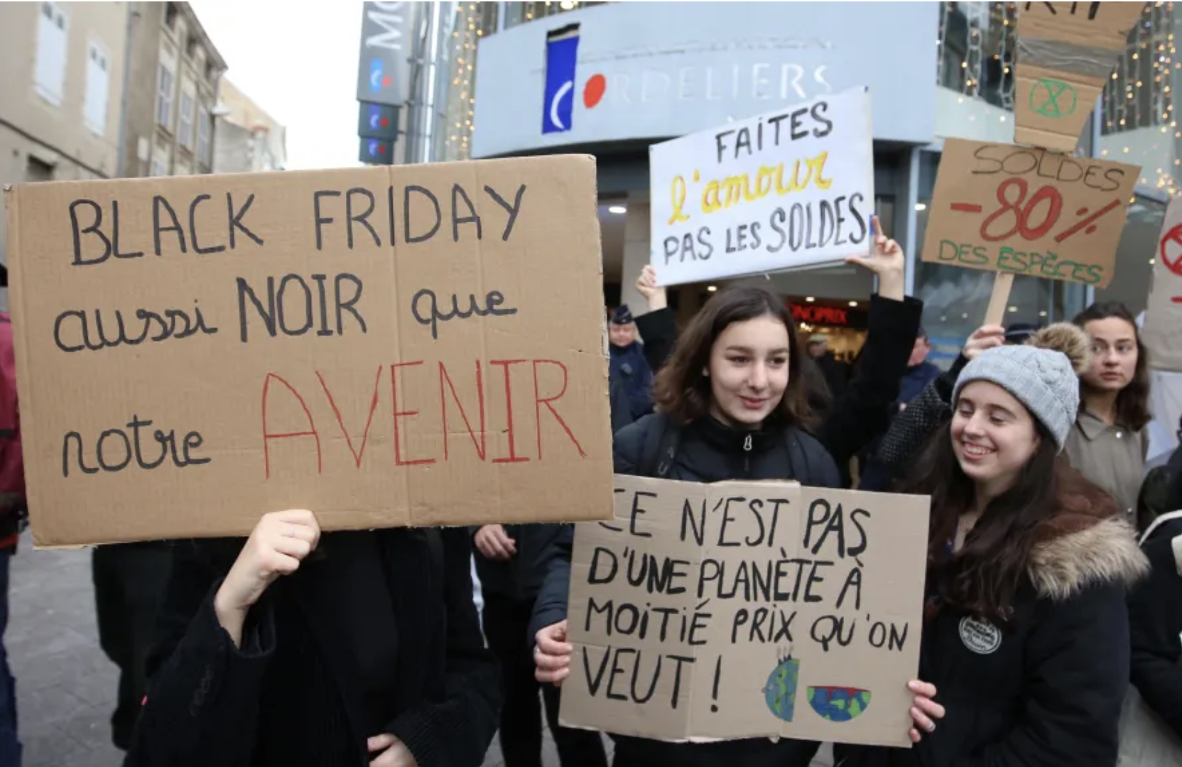 Black Friday aussi noir que notre avenir. Faites l'amour pas les soldes. Ce n'est pas d'une planète à moitie prix qu'on veut. Soldes - 80 % des espèces